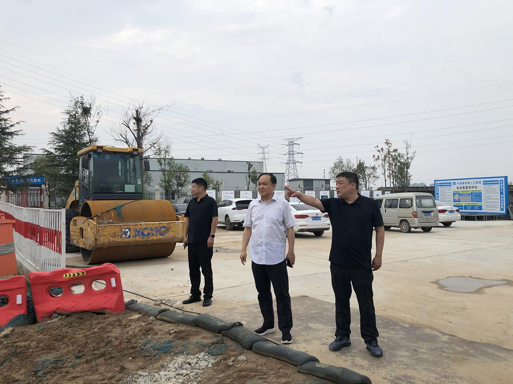 鄭州市建設(shè)投資集團(tuán)有限公司黨委委員、副總經(jīng)理張巖到侯寨新鎮(zhèn)區(qū)安置區(qū)調(diào)研項(xiàng)目建設(shè)工作